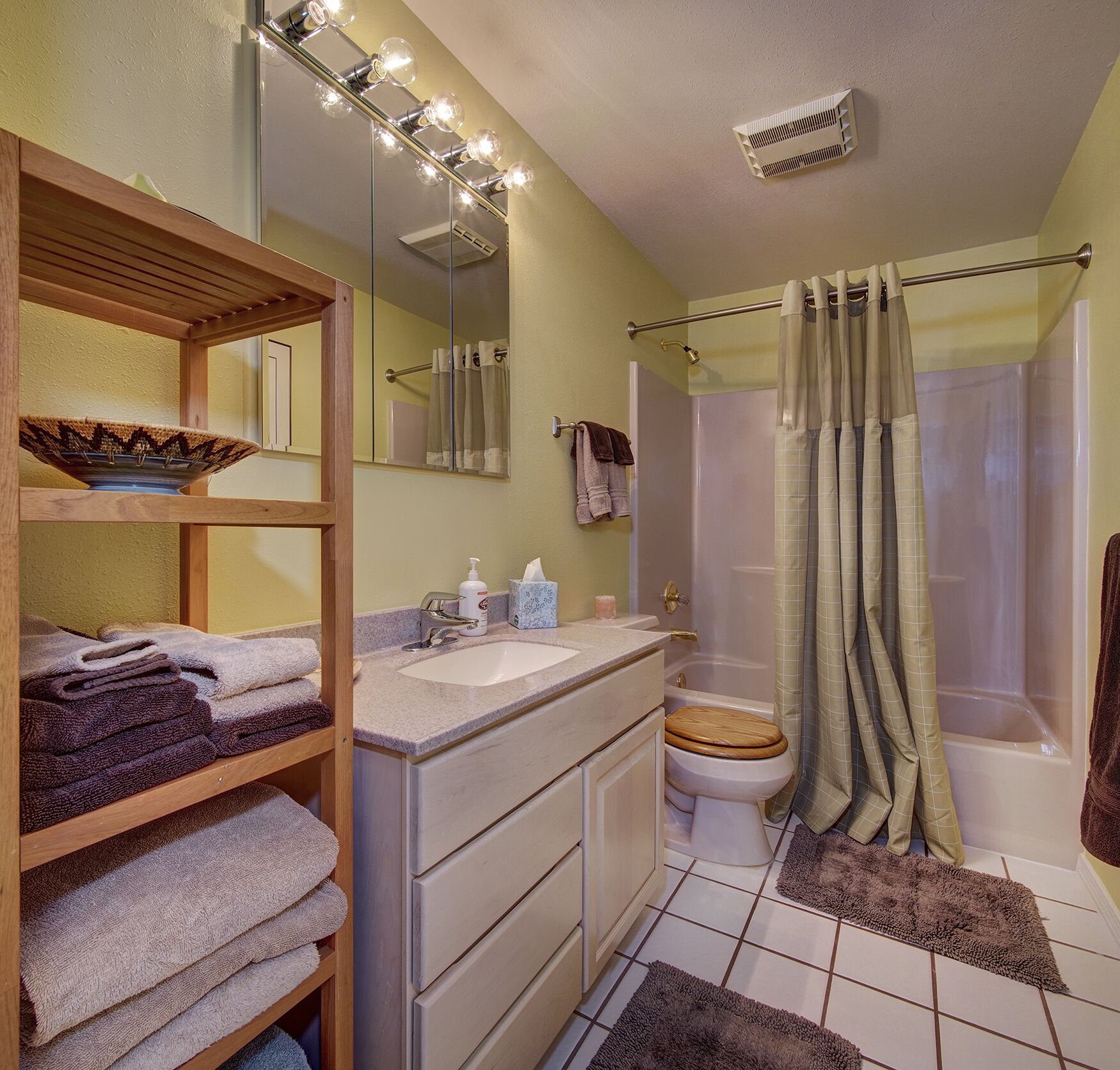 Stunning Water - Mountain View at the Edgewater Bluff Retreat