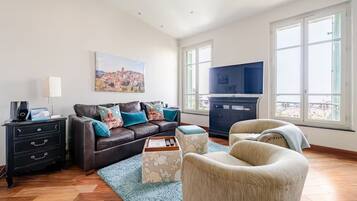 Smart-tv, bordtennisbord, bøger, stereoanlæg