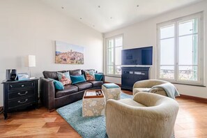 Smart TV, tenis de mesa, libros y estéreo 