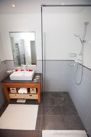 Douche, sĂšche-cheveux, serviettes fournies, savon