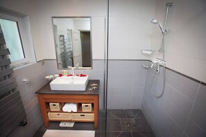 Shower, hair dryer, towels, soap - Luxury Villa & Private Pool on French Riviera, Stunning Views (Grasse)
