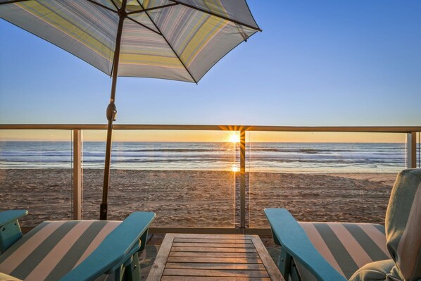 On the beach - OCEAN FRONT STUDIO ON THE SAND! (Carlsbad)