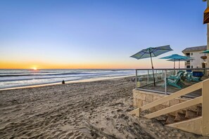 On the beach - OCEAN FRONT STUDIO ON THE SAND! (Carlsbad)