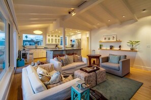 Smart TV, fireplace - 55' of Ocean Frontage * Private Beach Access * AC (Encinitas)