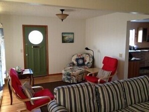 TV, fireplace, DVD player, books