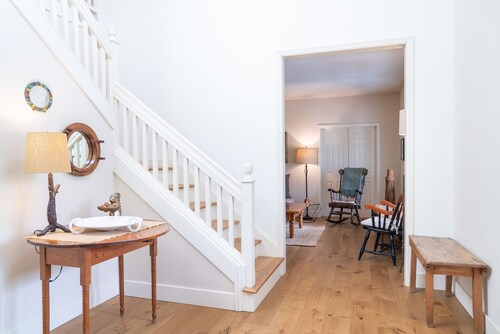 Charming Farm House Downtown St. Helena!  3bedrooms/3baths
Permit # STR26-014