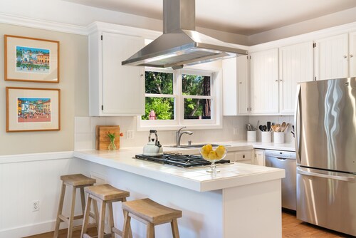 Charming Farm House Downtown St. Helena!  3bedrooms/3baths
Permit # PL24-042



