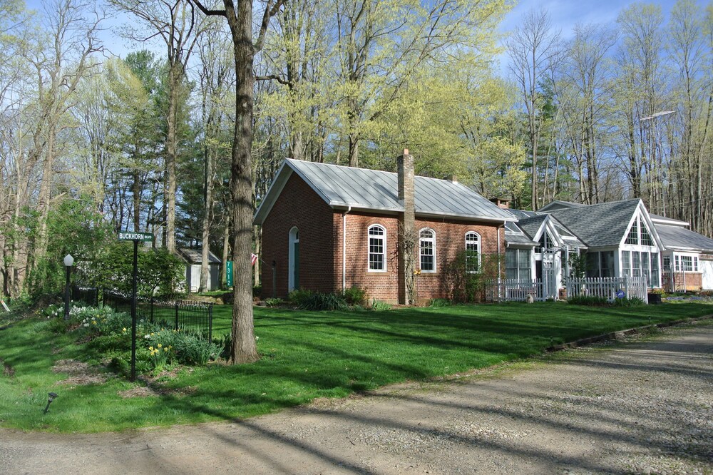 Spacious Studio Apartment Only Minutes Away from Mid-Ohio Sports Car Course!
