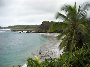 En la playa, camastros y toallas de playa