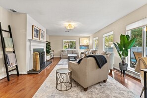 Smart TV, caminetto, libri