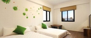 Desk, blackout curtains, free WiFi, bed sheets - ZI-YUE-TONG Homestay II (Magong)