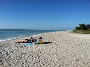 In Strandnähe, Liegestühle, Strandtücher