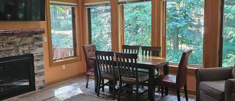 Télévision, cheminée