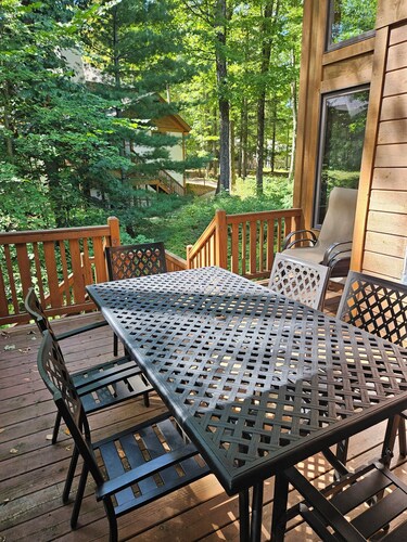 Updated 3 Bedroom Condo, steps away from the Disciples 8 Chairlift