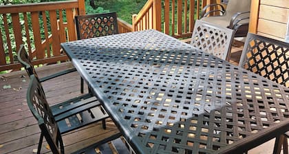 Updated 3 Bedroom Condo, steps away from the Disciples 8 Chairlift