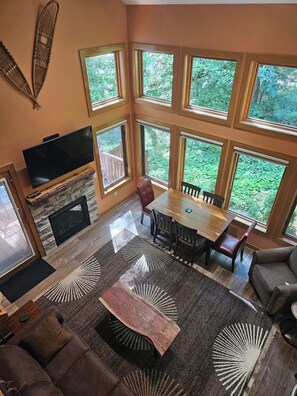TV, fireplace