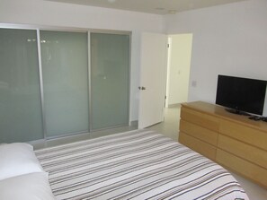 4 bedrooms, iron/ironing board, WiFi, bed sheets - January 2027 available please message for discount (Palm Desert)