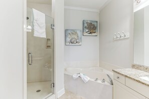Combined shower/tub, jetted tub, hair dryer, towels - NEWLY UPDATED - 2 KING BEDS - BETWEEN ROSEMARY AND ALYS BEACH (Panama City Beach)