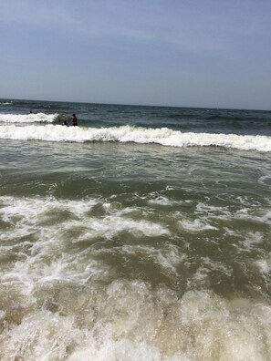 Perto da praia, espreguiçadeiras, toalhas de praia