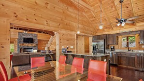 Ein modernes Blockhaus-Interieur mit Essbereich, Küche und Wohnraum.