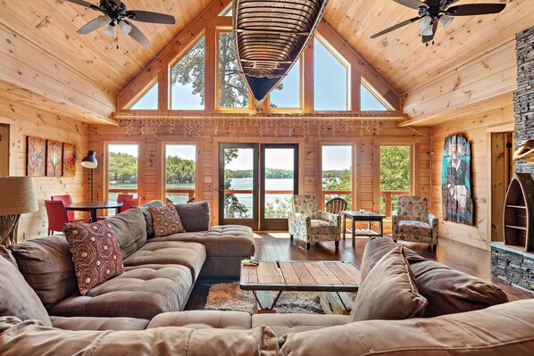 Fernseher, Videospiele, DVD-Player, Tischtennisplatte