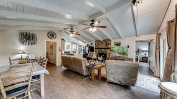 Télévision, cheminée