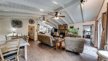 Télévision, cheminée