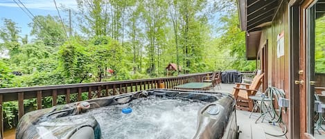 Outdoor spa tub