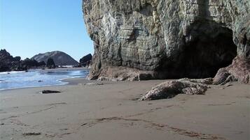 Plage, chaises longues, serviettes de plage