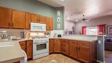 Jääkaappi, mikroaaltouuni, uuni, liesi