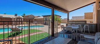 Desert Get-Away, with 2 King beds and 2 Twins! 