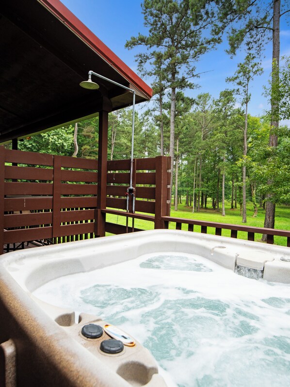 Outdoor spa tub
