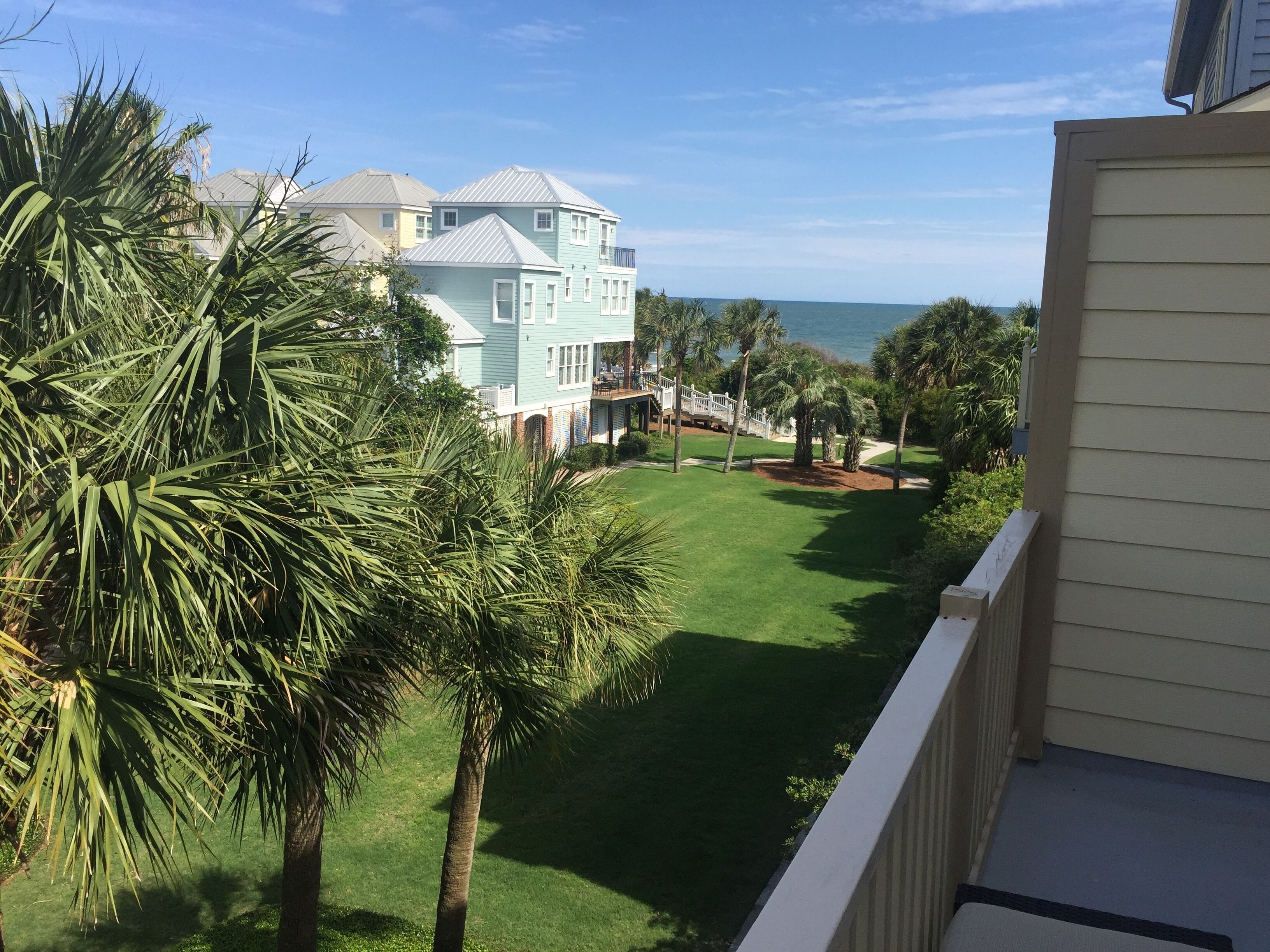 Grand Pavilion Deluxe Home w/Ocean Peeks close to amenities