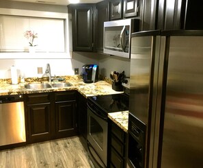 Kjøleskap, mikrobølgeovn, ovn og kokeplater