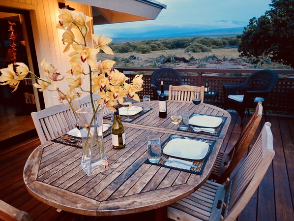 Outdoor dining - A wonderful place to be..... (Kamuela)