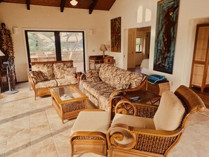 TV connectée, livres, chaîne hi-fi