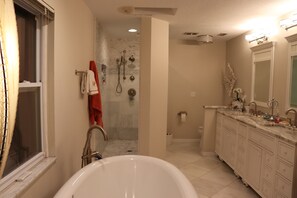 Haartrockner, Handtücher, Seife, Shampoo