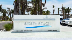 Un panneau indiquant l’accès à Siesta Beach, un parc du comté de Sarasota, situé au 948, Beach Road.