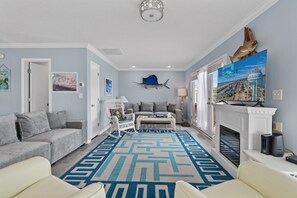 TV, DVD player - "Her Choice" - Canal Home, 5 Bedrooms / 3 Bathrooms (Holden Beach)