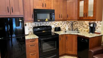 雪櫃、微波爐、焗爐、爐具