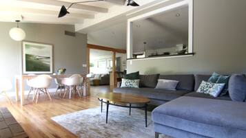 Smart TV, fireplace, stereo