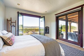 4 bedrooms, iron/ironing board, travel cot, free WiFi - Farm Stay Villa on 55 Acres // Pool, Hot Tub & Complimentary Wine Tasting (Healdsburg)