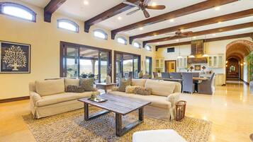 Smart TV, chimenea, estéreo