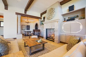 Smart TV, fireplace, stereo - Farm Stay Villa on 55 Acres // Pool, Hot Tub & Complimentary Wine Tasting (Healdsburg)