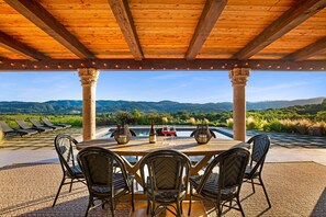 Outdoor dining - Farm Stay Villa on 55 Acres // Pool, Hot Tub & Complimentary Wine Tasting (Healdsburg)