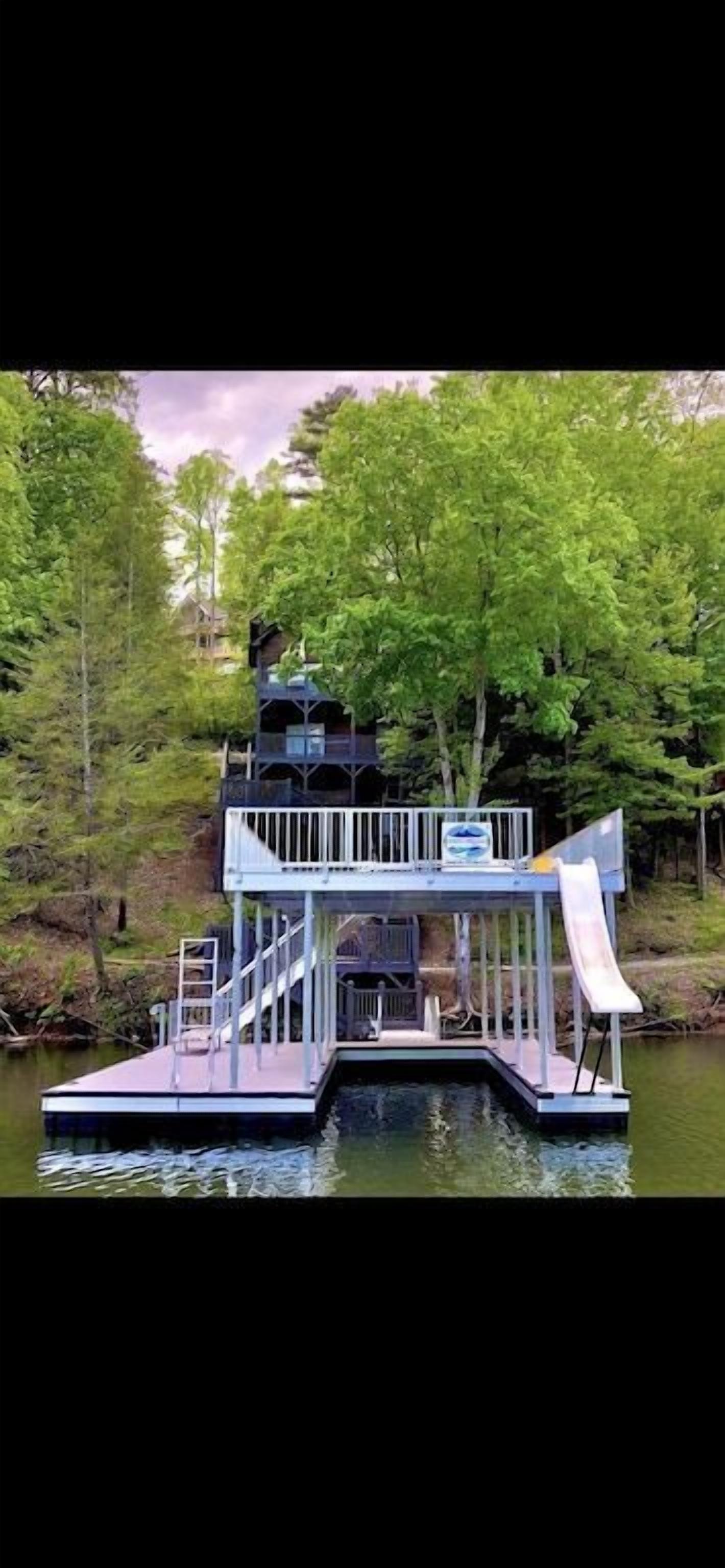 Wake Dreams' Lakefront Cabin, Private Covered Dock, Private Hot Tub, sleeps 30