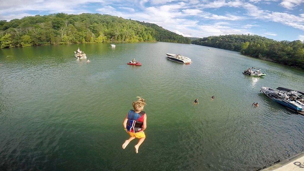 Wake Dreams' Lakefront Cabin, Private Covered Dock, Private Hot Tub, sleeps 30
