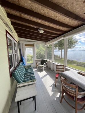 Smart-TV, Kamin, Bücher