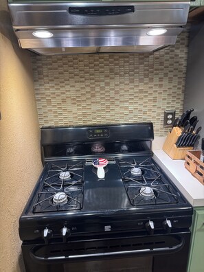 Frigorifero, forno, piano cottura, lavastoviglie