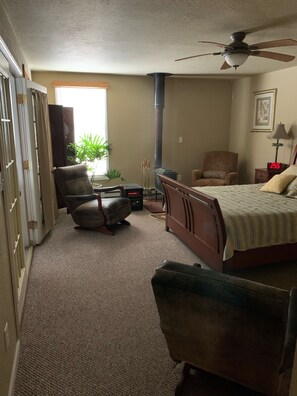 2 bedrooms, desk, free WiFi, bed sheets